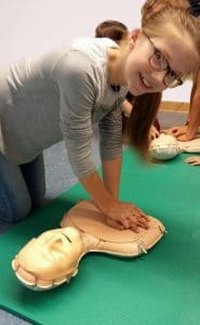 Christophorus-Kliniken Team der Anaestheieklinik schulte Jung und Alt in Herzdruckmassage