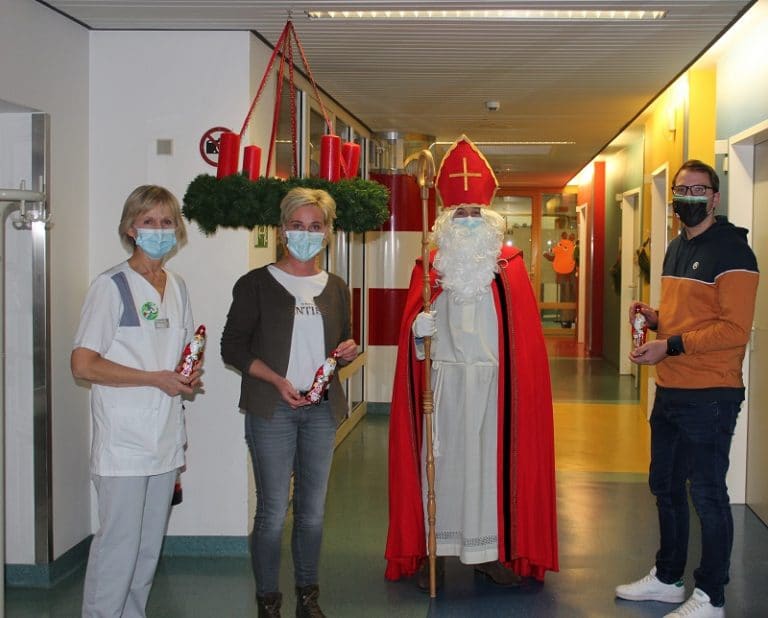 Christophorus Kliniken Nikolaus besucht Kinderstation