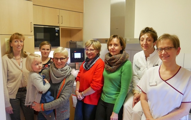 Christophorus Kliniken Palliativstation Handarbeitsgruppe spendet Kaffeeautomaten fuer Aufenthaltsraum