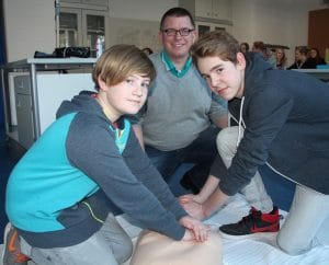 Schüler lernen Reanimationsmaßnahmen